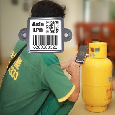 Cilindro permanente di GPL che segue l'etichetta del codice a barre del metallo inzuppareata nell'anti olio della ruggine