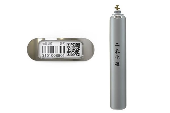 Il cilindro di ossigeno industriale del gas che segue l'etichetta del QR Code dirige l'etichetta